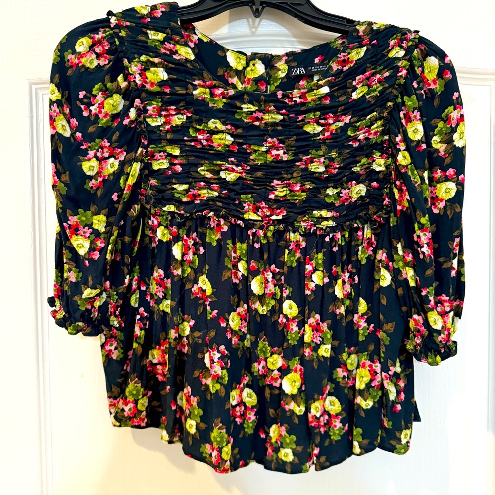 Zara medium top. Multi color. It’s not cropped but it does reach waistline